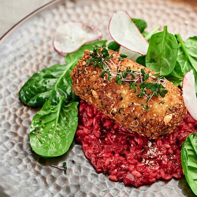 Кордон блю из филе индейки на подушке из свекольного ризотто в Pivino по цене 650