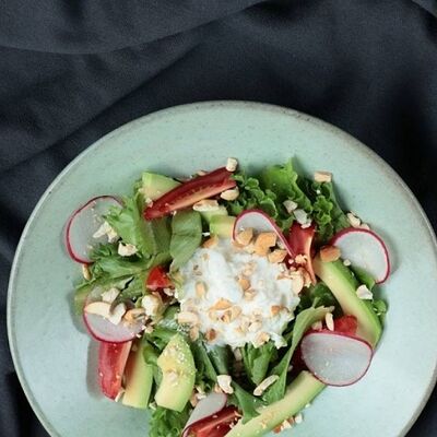 Салат с домашней страчателлой в Tre/Quarti по цене 790 ₽