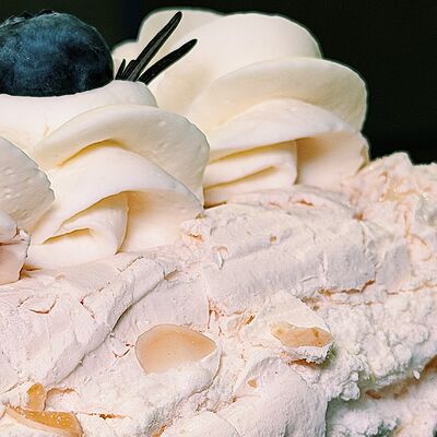 Рулет Меренговый с малиной в Кондитерская Эклер по цене 725 ₽