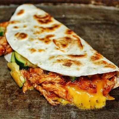 Кесадилья с котлетой в Hollywood Burger по цене 470 ₽