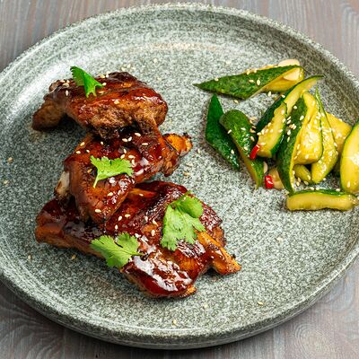 Свиные рёбра в соусе Джек Дениелс с битыми огурцамив Brasserie Kriek по цене 990 ₽