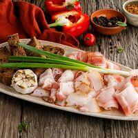 Ассорти из сала с луком и тостами в Хочу харчо