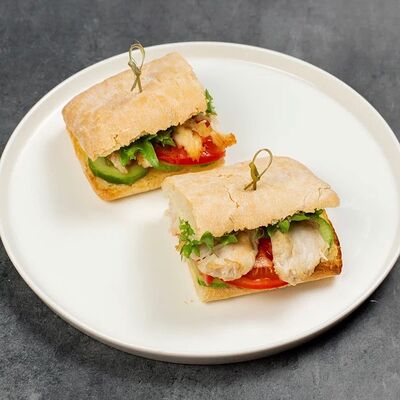 Сэндвич с курицей и сырным соусомв Gourmetto по цене 740 ₽