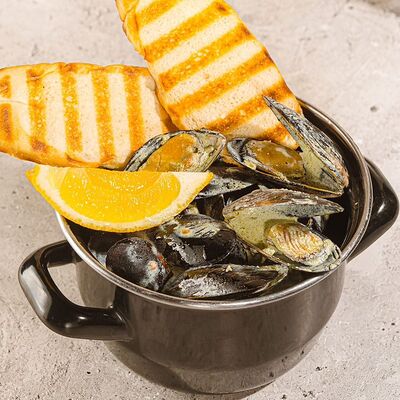 Черноморские мидии в соусе блю чиз в Stories по цене 750 ₽