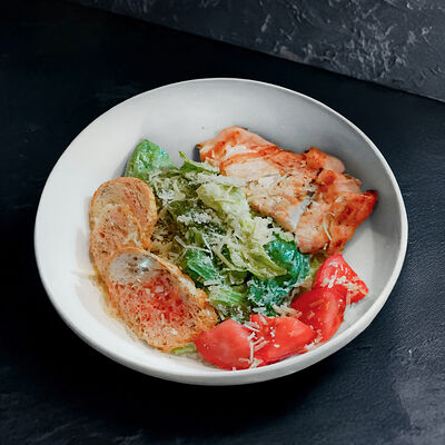 Салат Цезарь с куриной грудкой на гриле в Berberry & ptichka по цене 699 ₽