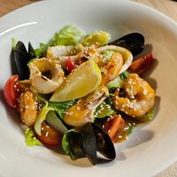 Салат с морепродуктами в У речки Каменки
