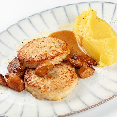 Куриные котлеты с белыми грибами и картофельным пюре в Miss you по цене 1650 ₽