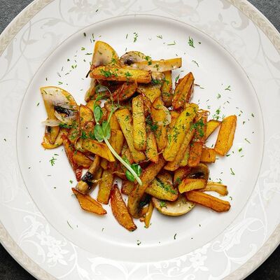 Картофель, жаренный с телятиной и грибами в Urartu по цене 820 ₽