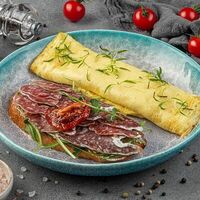 Омлет и гренка с творожным сыром и испанской колбасой в БарБошко Вареничная