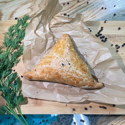 Самса с рубленой курицей в Папа Чебурек по цене 120 ₽