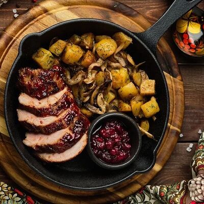 Свиная вырезка с клюквенным соусом в Mesto Sushi & Grill по цене 490