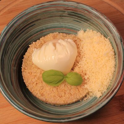 Киноа с яйцом пашот и пармезаном в 801 по цене 330 ₽