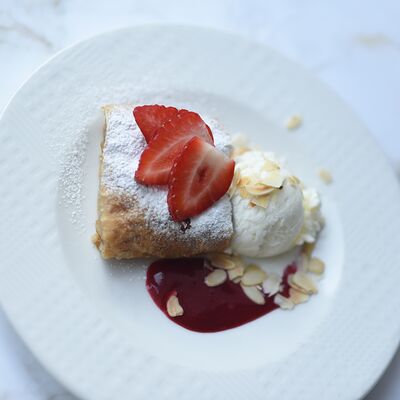 Штрудель яблочный в Сметана на Б. Садовой по цене 399 ₽