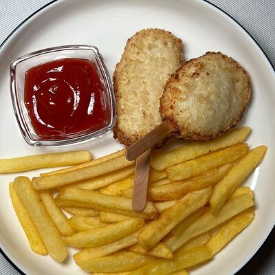 Куриные котлеты Эскимо с картофельным пюре или картофелем фри в Rumi по цене 1100 ₽