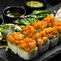 Тартар ролл с лососем в Swag Sushi