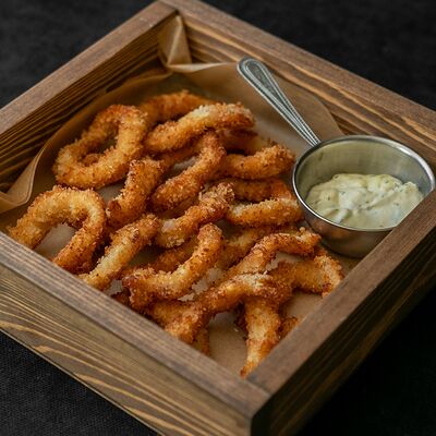 Кольца кальмара в сухарях в Daddys pub по цене 625 ₽