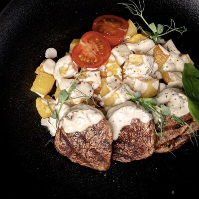 Медальоны из говядины с запеченным картофелем в сливочно-трюфельном соусе в Nest по цене 1100 ₽