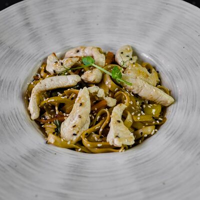 Удон с курицей в Restobar Первый & Ресторан доставки Личный повар по цене 349 ₽