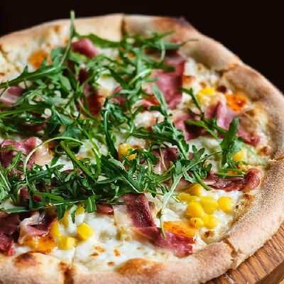 Пицца с копченой утиной грудкой и манго в The Odi по цене 36 р.