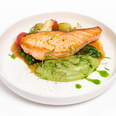 Стейк из лосося с пюре из зеленого горошка в Ciro bistro по цене 1490 ₽