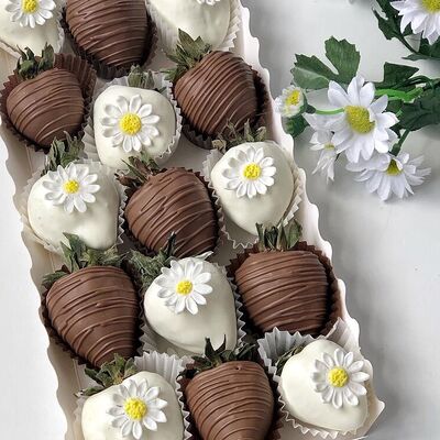 Клубника в шоколаде с ромашкамив Fujibox по цене 3800 ₽