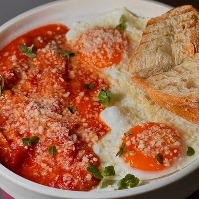 Глазунья с соусом шакшука и копченым сыром в 1961 coffee по цене 400 ₽