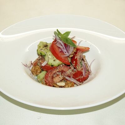 Овощной салат с ореховой заправкой в Каравелла по цене 270 ₽