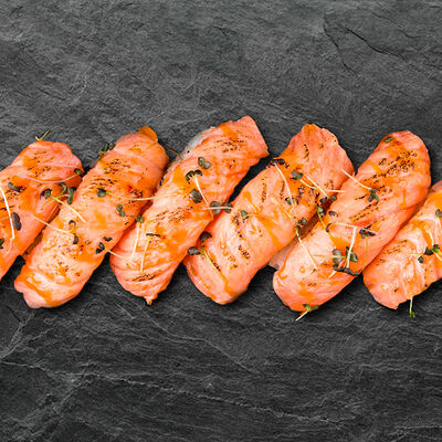 Сет суши с опаленным лососем в Евразия-Экспресс по цене 689 ₽
