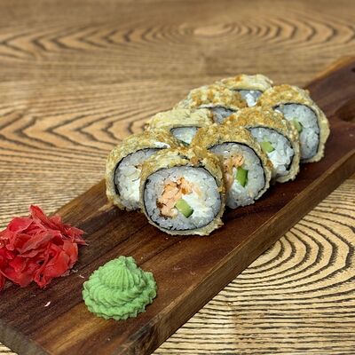 Хрустящий ролл с жареным лососем в Сакура по цене 990 ₽