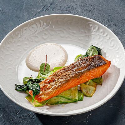 Стейк из лосося с папарделле из цукини, обжаренным шпинатом и соусом из белого вина в Этажи по цене 1450 ₽