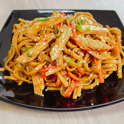 Удон с курицей в соусе терияки в Maiko Sushi Bar по цене 229 ₽