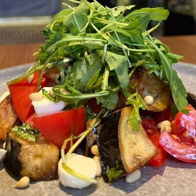 Салат с хрустящими баклажанами в Олимпик по цене 610 ₽