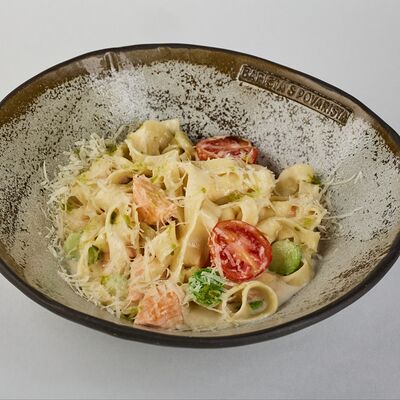 Домашняя паста с лососем и цукини в сливочном соусе в Barista&Povarista по цене 820 ₽