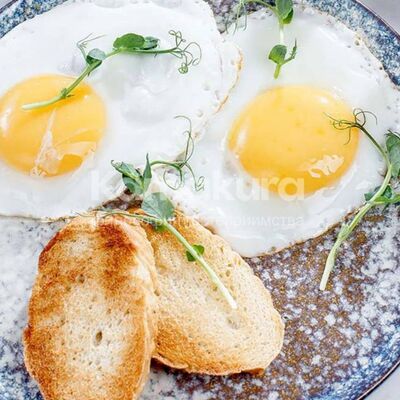 Глазунья из двух яиц, бриошь и масло в Kamakura по цене 259 ₽