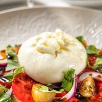 Буррата с томатами в Capo Ristorante