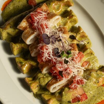 Равиоли, рикотта, кальмар и трюфельный соус в Harvey & Monica по цене 900 ₽