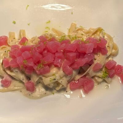 Тальятелле cacio e pepe с тартаром из тунцав L'angolo Italiano по цене 34 р.