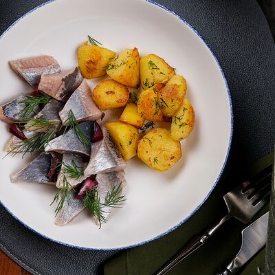 Сельдь собственного посола с картофелем в Утомленные солнцем по цене 480 ₽