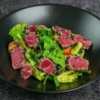Салат Нисуаз с тунцом yellowfin в The Square