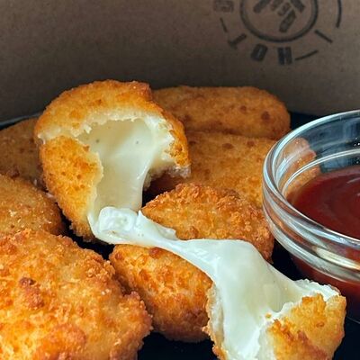 Жареный камамбер в HotDogs по цене 380 ₽