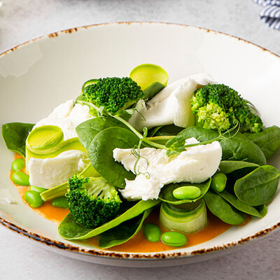 Зеленый салат с эдамаме и моцареллой в iL Патио по цене 585 ₽