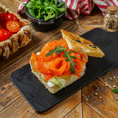 Брускетта с маринованным лососем в Café Sicilia по цене 580 ₽