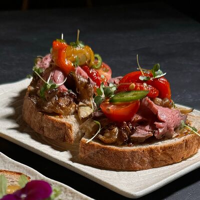 Брускетта с ростбифом и печёным перцем в Мишка Бар по цене 820 ₽