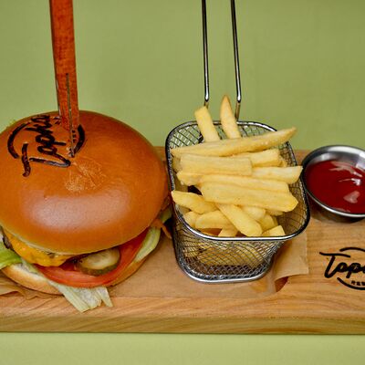 Бургер с рваной свининой, яйцом, халапеньо и домашним чили в TOPKA Reborn по цене 800 ₽