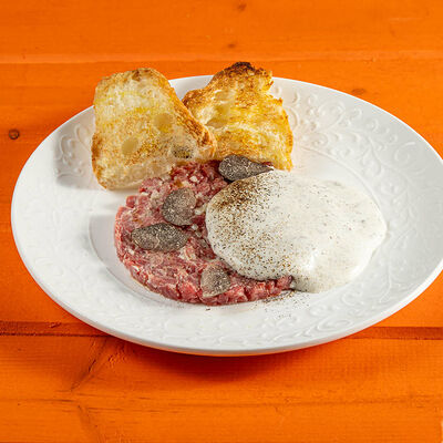 Тар тар из говядины с трюфельным муссом в Сорренто by Novikov по цене 750 ₽