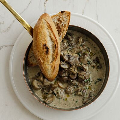 Куриное сердце, печень, сметана, багет в L Atelier Petrovka по цене 1540 ₽