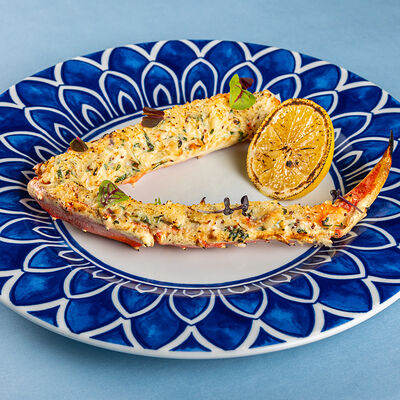 Фаланга краба, соус белое вино и пармезанв Рыба моей мечты по цене 2490 ₽