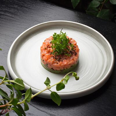 Тартар из лосося с гуакамоле и понзу в Юность по цене 820 ₽