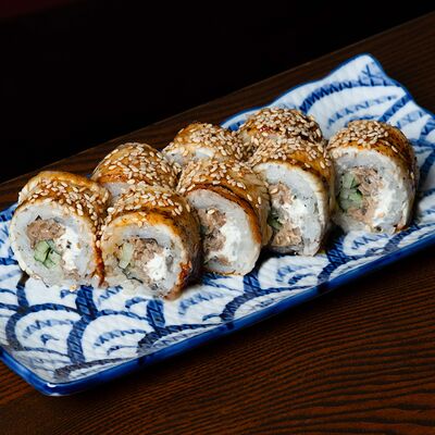 Ролл с угрем, вешенками, соусом унаги и трюфельной пастой в Ezo Izakaya по цене 890 ₽