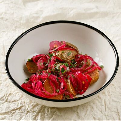 Картофель бейби с маринованным луком и зеленью в Гости по цене 220 ₽